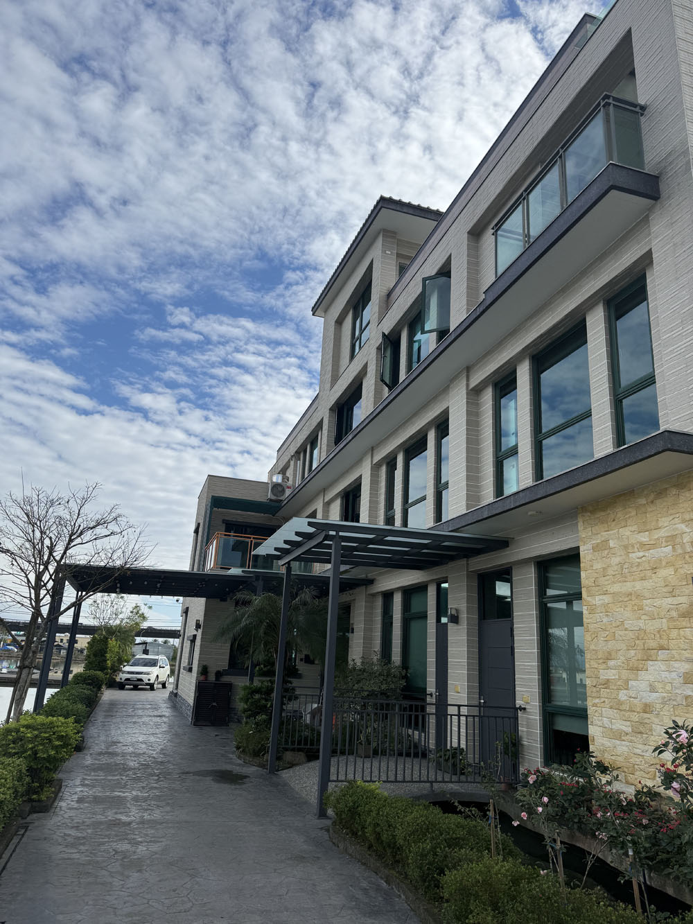 宜蘭現代建築外牆高壓清洗